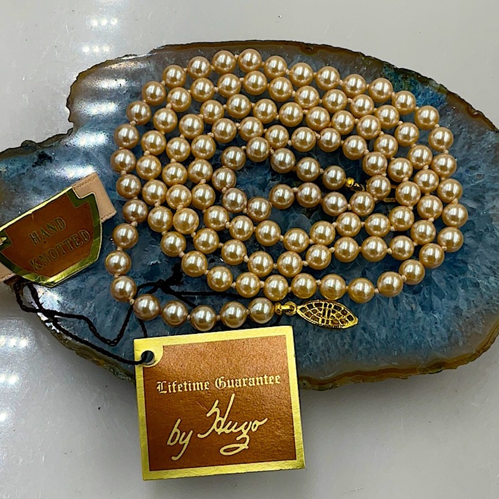 BrandNew Vintage HUGO Elegant30” Gold Pearl Necklace W/Gold Pearl Clasp (1980’s) - Picture 2 of 5